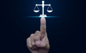 14h00/14H45 – Table ronde : Pourquoi un pilotage juridique est-il nécessaire ? Sandrine Cullafroz-Jover - Avocate associée Ernst &amp; Young Société d'avocats Nicolas Bourgeois - Data protection officer